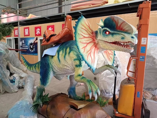 As crianças montam no dinossauro do parque temático para o equipamento do entretenimento