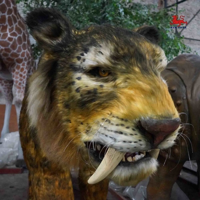 Animatrônico de tamanho completo gato com dentes de sabre à prova de intempéries para parque temático