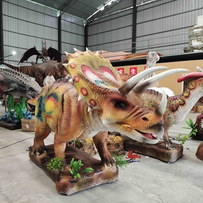 Olhos anunciados do parque de diversões que piscam o modelo do Triceratops do dinossauro